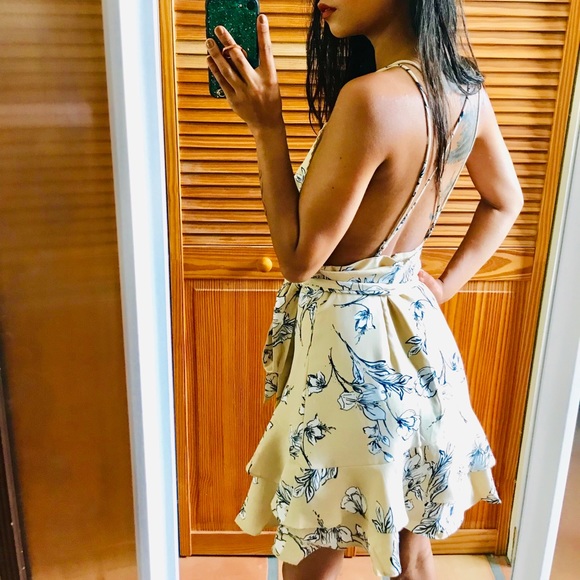 Plunging Neckline Floral Dress - Picture 4 of 8